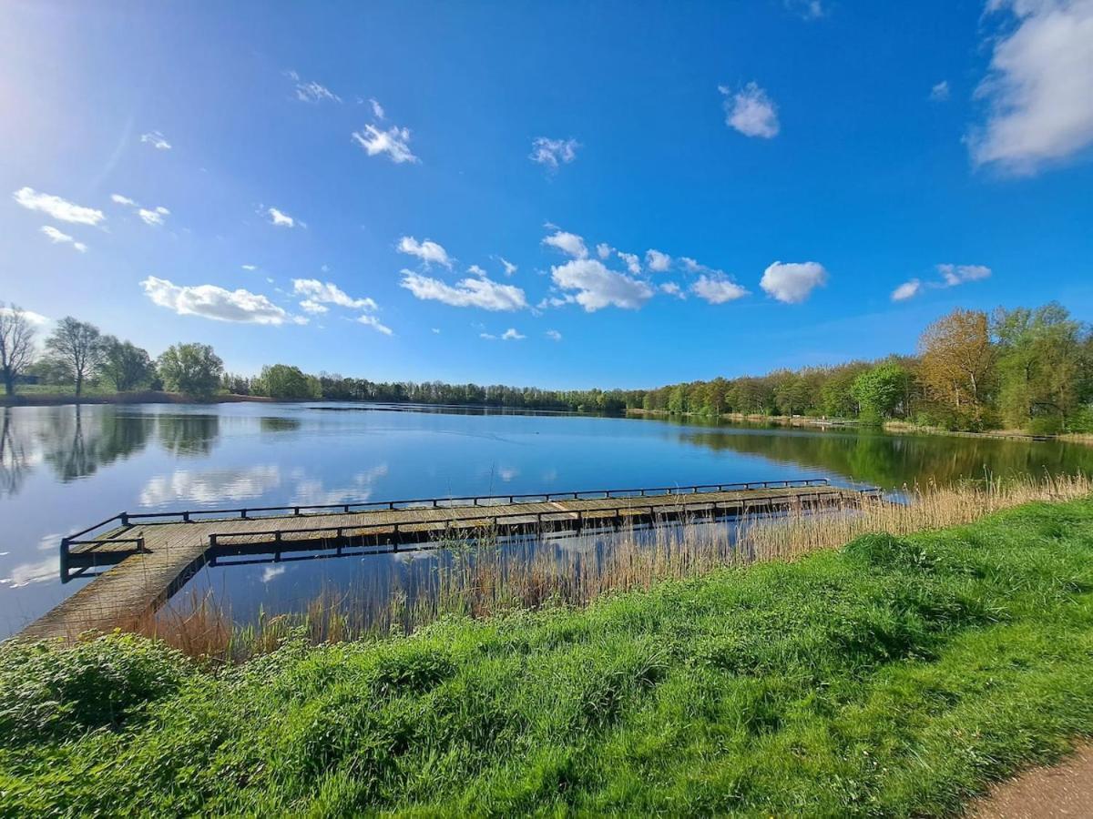 Met Veranda & Omheinde, Ruime Tuin In Zeeland Vp077